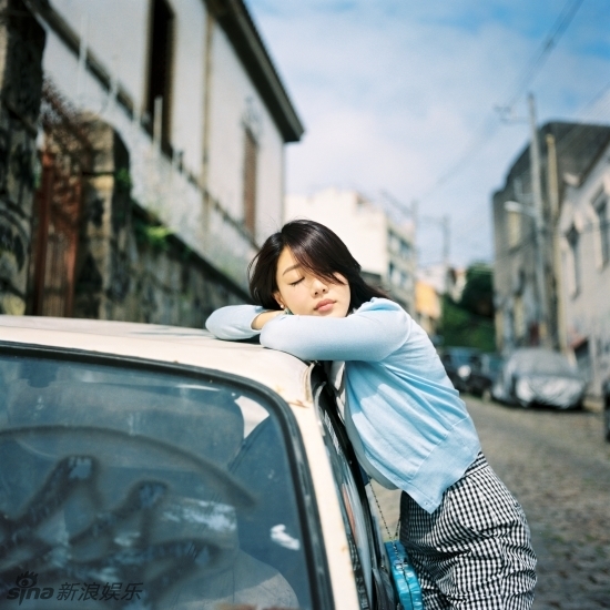     邓家佳古灵精怪照