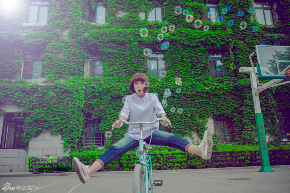     张佳宁欢乐骑车