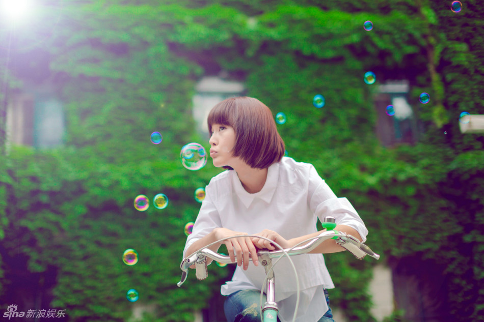     张佳宁欢乐骑车