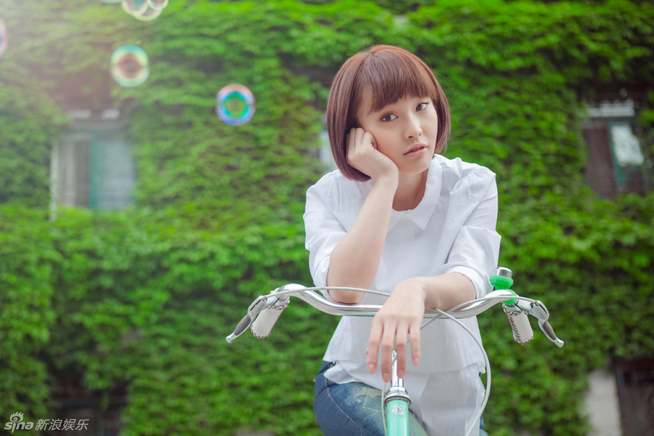     张佳宁欢乐骑车