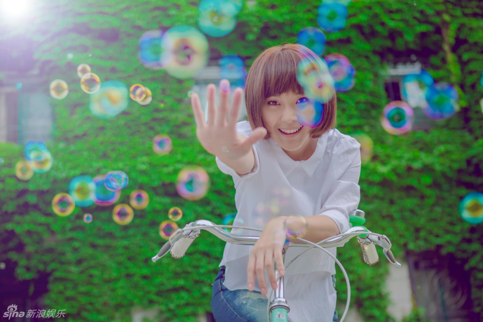     张佳宁欢乐骑车