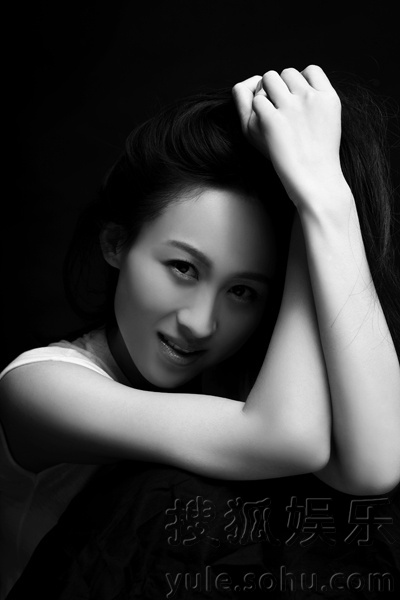     练束梅清新写真曝光 黑白色调透露文艺气息