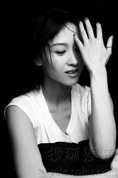     练束梅清新写真曝光 黑白色调透露文艺气息