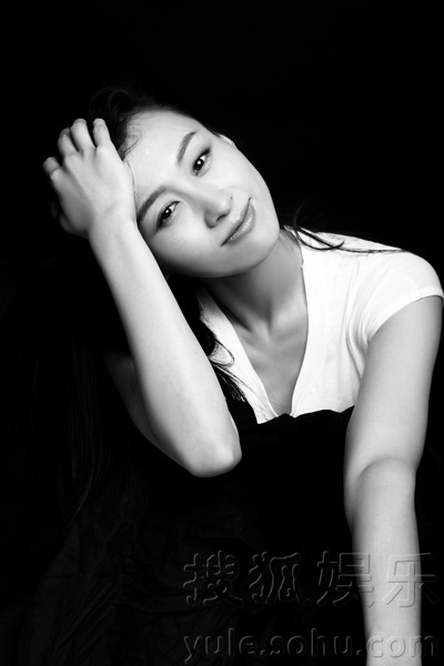     练束梅清新写真曝光 黑白色调透露文艺气息