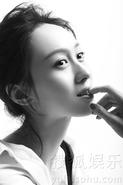     练束梅清新写真曝光 黑白色调透露文艺气息