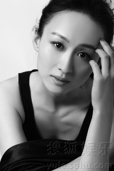    练束梅清新写真曝光 黑白色调透露文艺气息