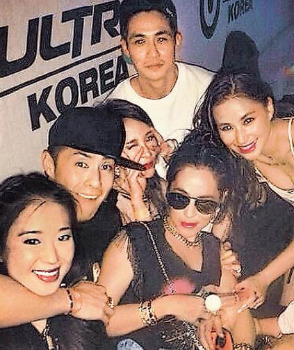 早前 吴建豪妻子晒照片 萧亚轩就躺在她弟弟怀里