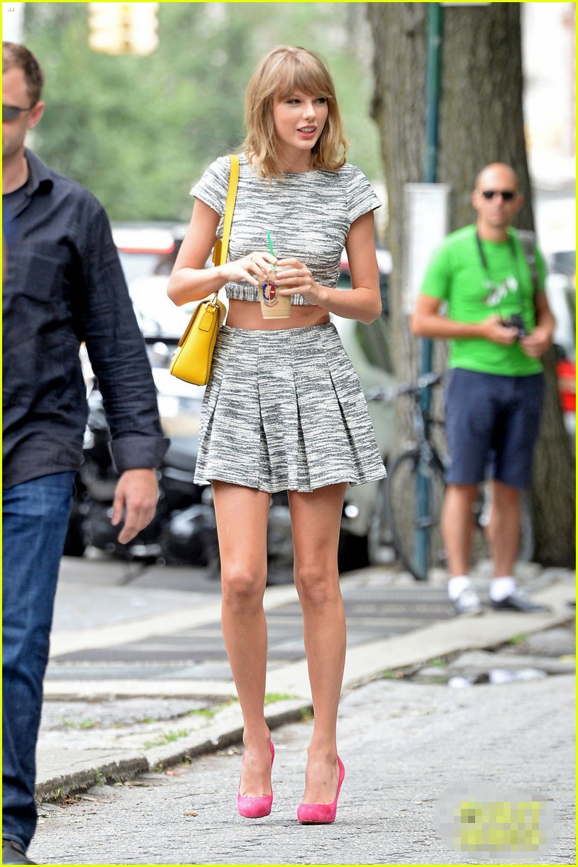 泰勒露脐装俏皮可爱 热心为路人指路