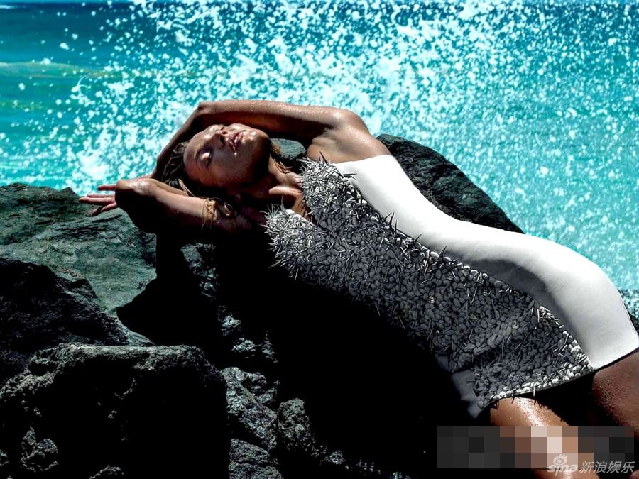 超模坎蒂丝海滩迷情写真 表情陶醉秀胴体