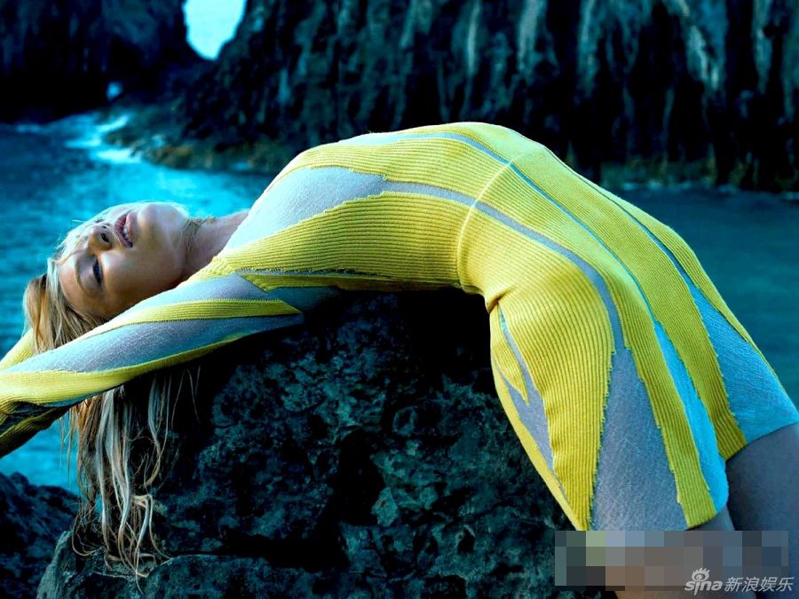 超模坎蒂丝海滩迷情写真 表情陶醉秀胴体