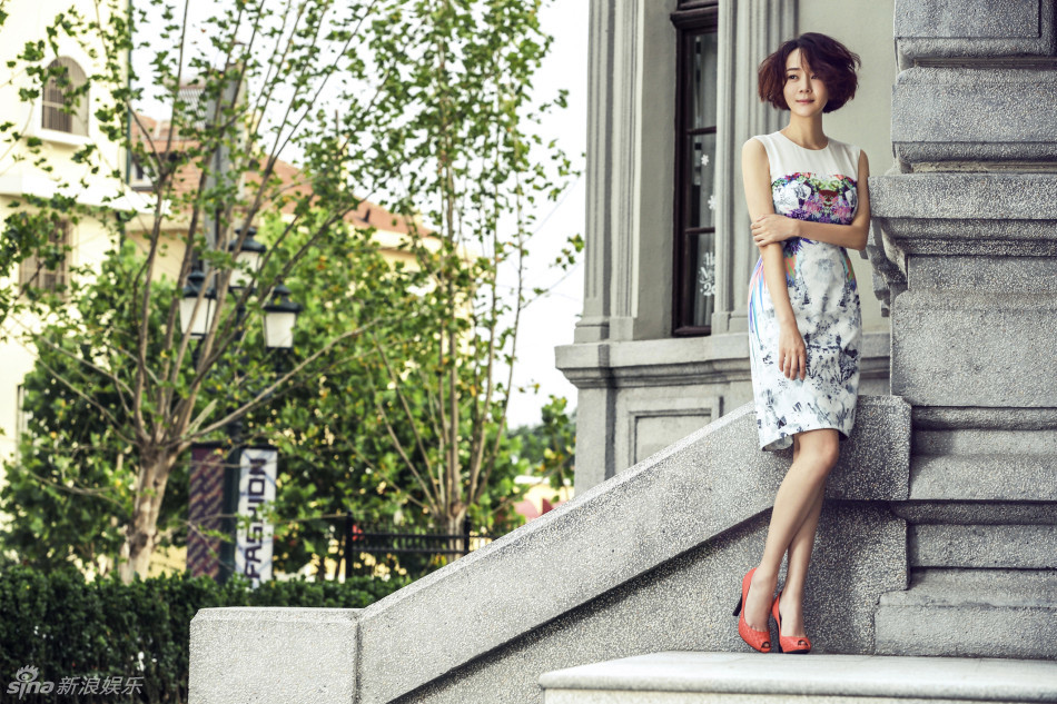 　　王一楠干练成熟之美