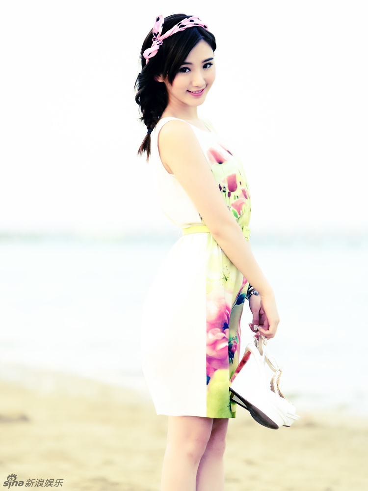 毛晓彤海边写真 演绎清新恬淡逐浪女孩