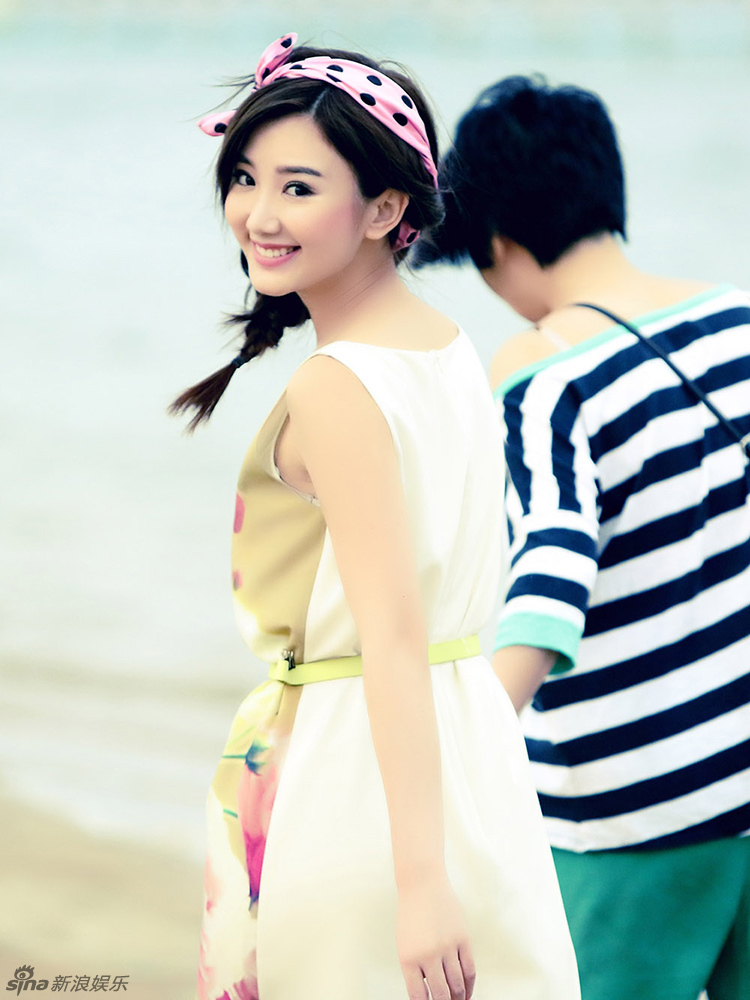 毛晓彤海边写真 演绎清新恬淡逐浪女孩