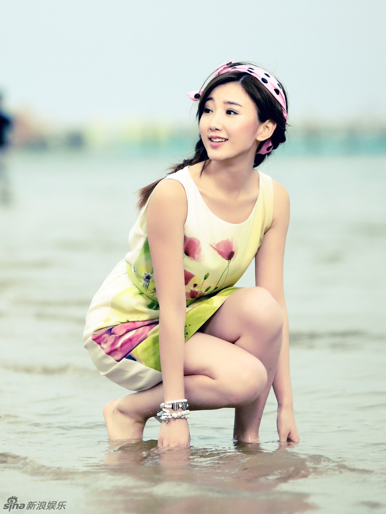 毛晓彤海边写真 演绎清新恬淡逐浪女孩