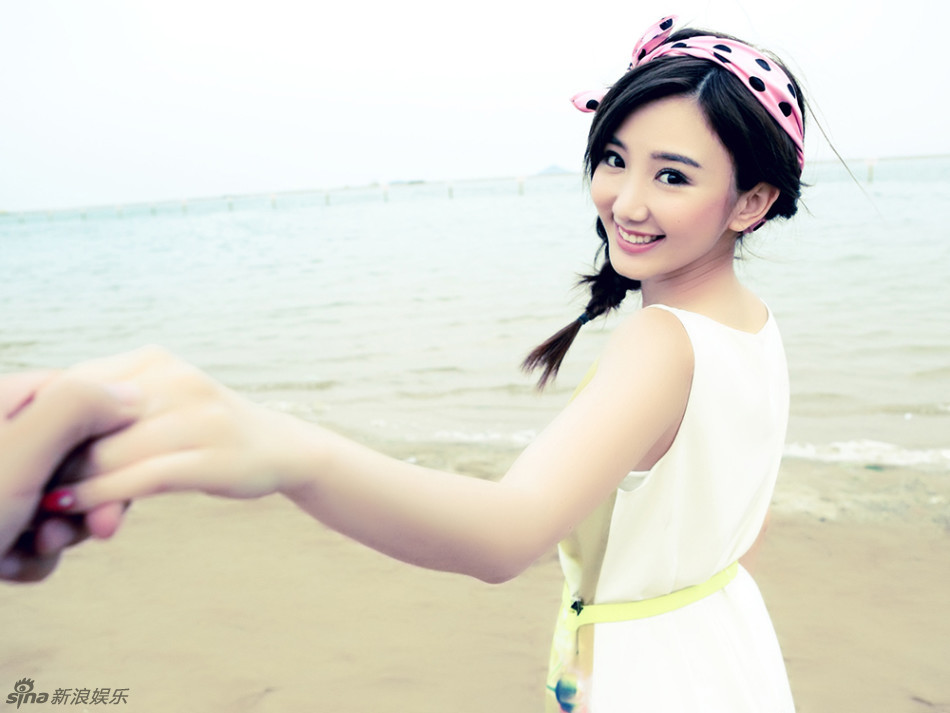 毛晓彤海边写真 演绎清新恬淡逐浪女孩