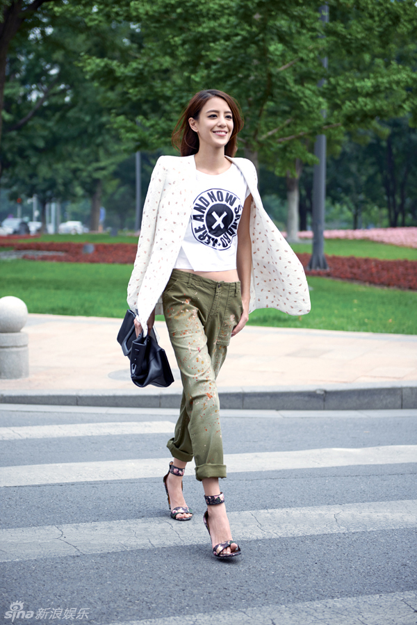 江语晨街拍大片曝光 演绎百变时尚造型