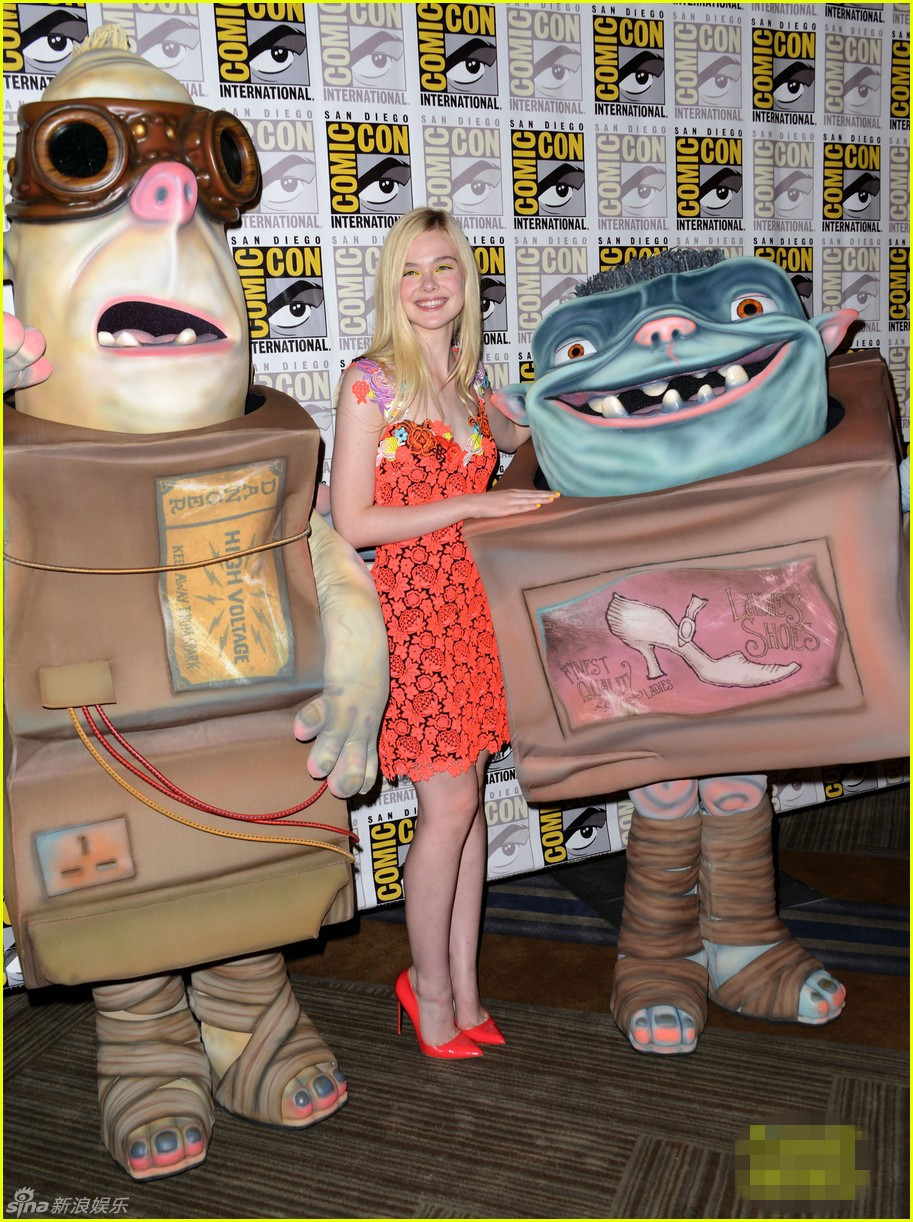 范宁穿花朵裙甜美现身 另类眼妆如小精灵