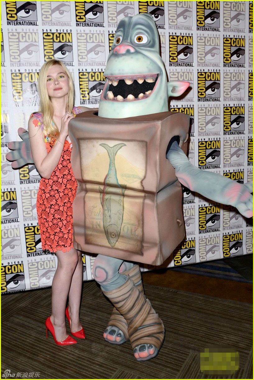 范宁穿花朵裙甜美现身 另类眼妆如小精灵