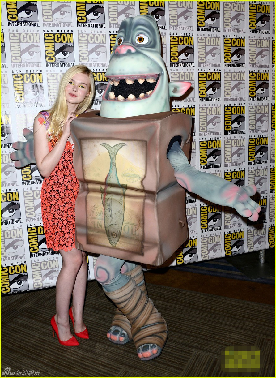 范宁穿花朵裙甜美现身 另类眼妆如小精灵