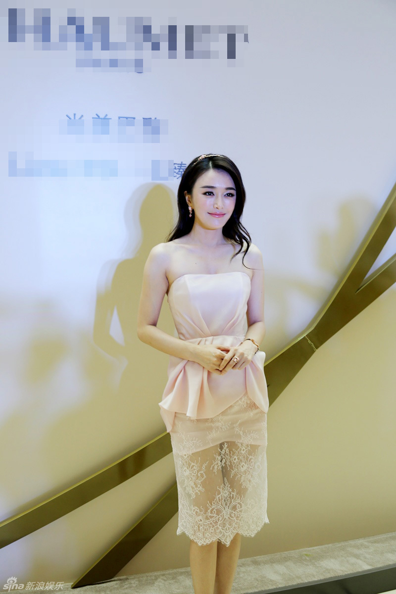 秦岚出席珠宝活动 粉嫩裙装展露香肩
