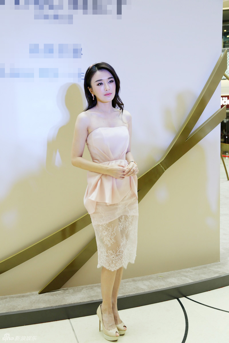 秦岚出席珠宝活动 粉嫩裙装展露香肩