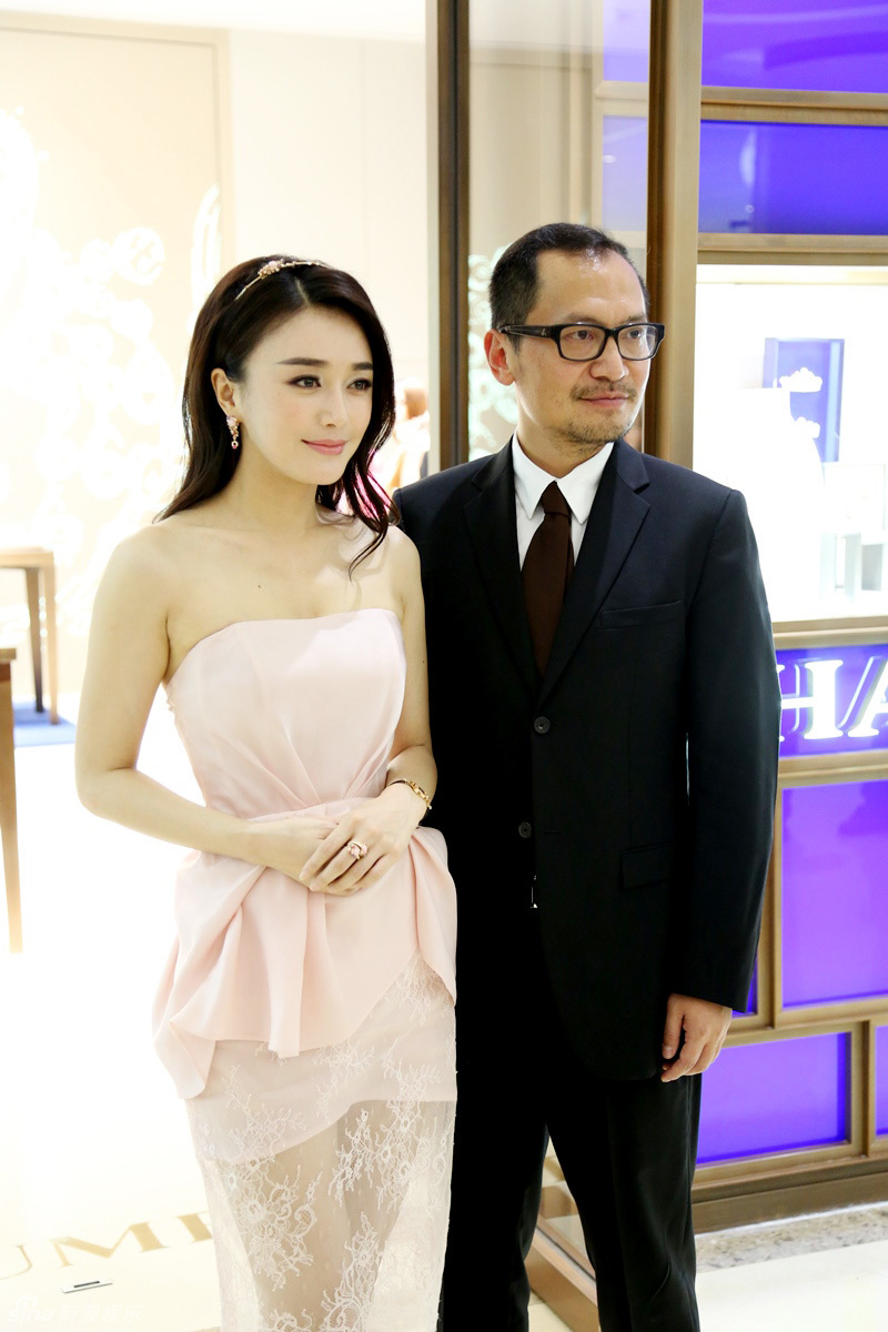 秦岚出席珠宝活动 粉嫩裙装展露香肩