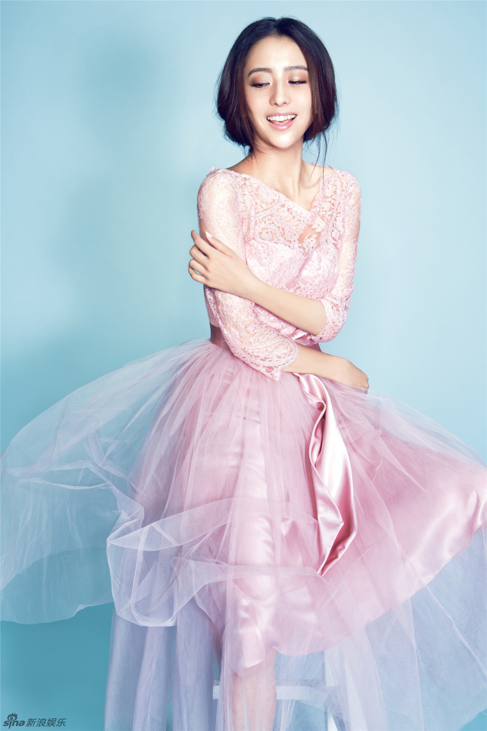 佟丽娅少女系写真曝光 粉红纱裙仙范十足