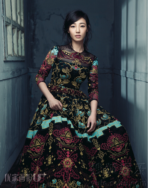     白百何冷艳登封面 摩登造型打造另类宫廷风