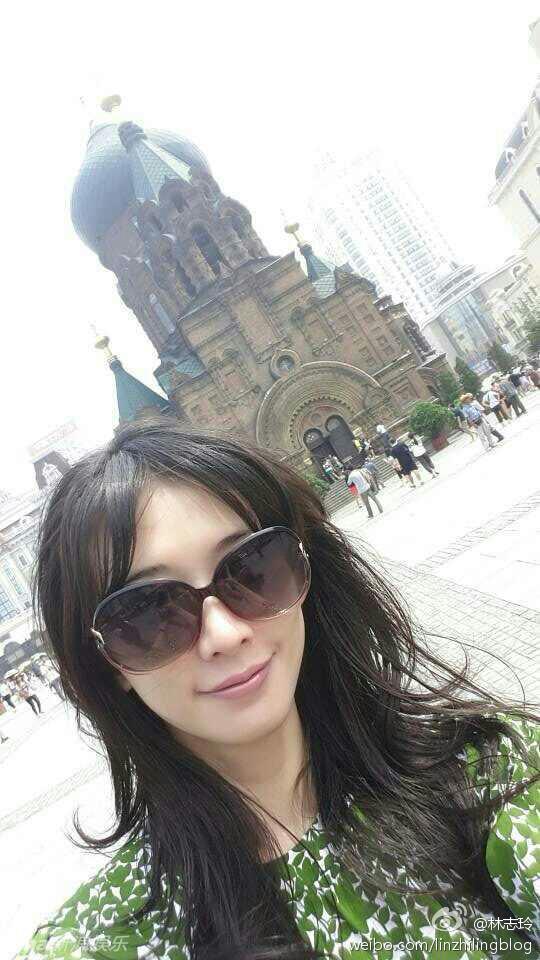 林志玲哈尔滨半日游 碎花短裙长腿吸睛