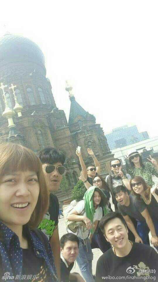 林志玲哈尔滨半日游 碎花短裙长腿吸睛