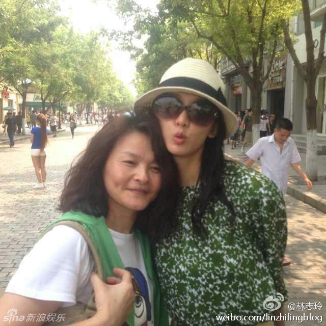 林志玲哈尔滨半日游 碎花短裙长腿吸睛