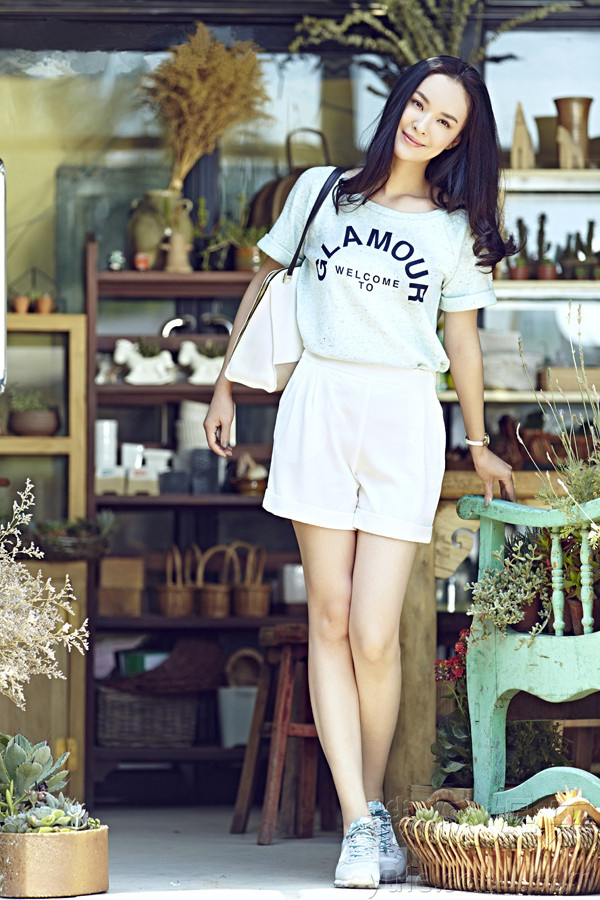     于越最新夏日写真曝光 大展清新简约自然范儿