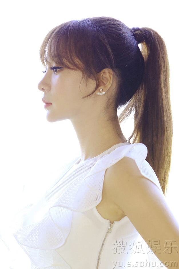 柳岩纯白造型现身上海 出场大变活人惊艳玩古剑