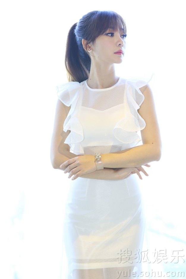柳岩纯白造型现身上海 出场大变活人惊艳玩古剑 柳岩纯白造型现身上海 出场大变活人惊艳玩古剑