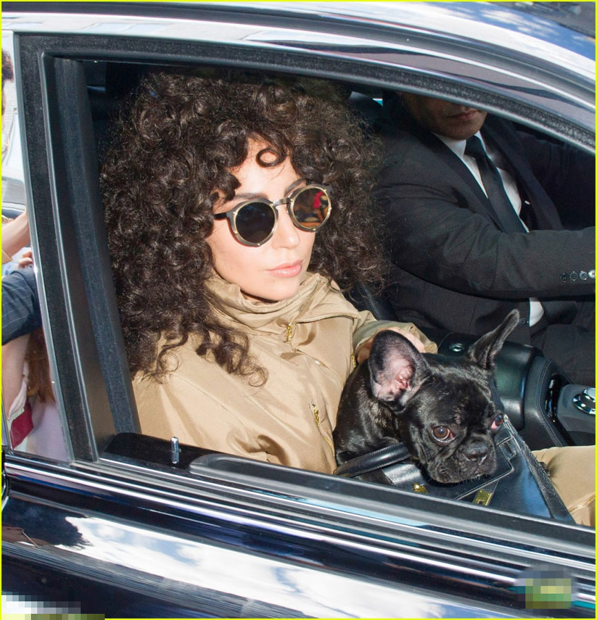 Lady Gaga复古风装扮出街