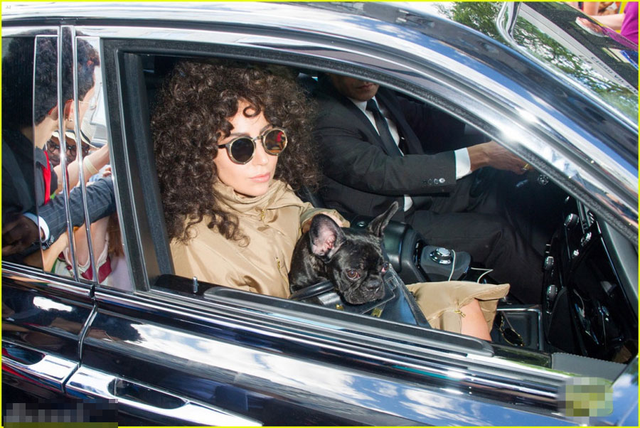 Lady Gaga复古风装扮出街