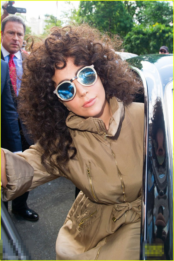 Lady Gaga复古风装扮出街