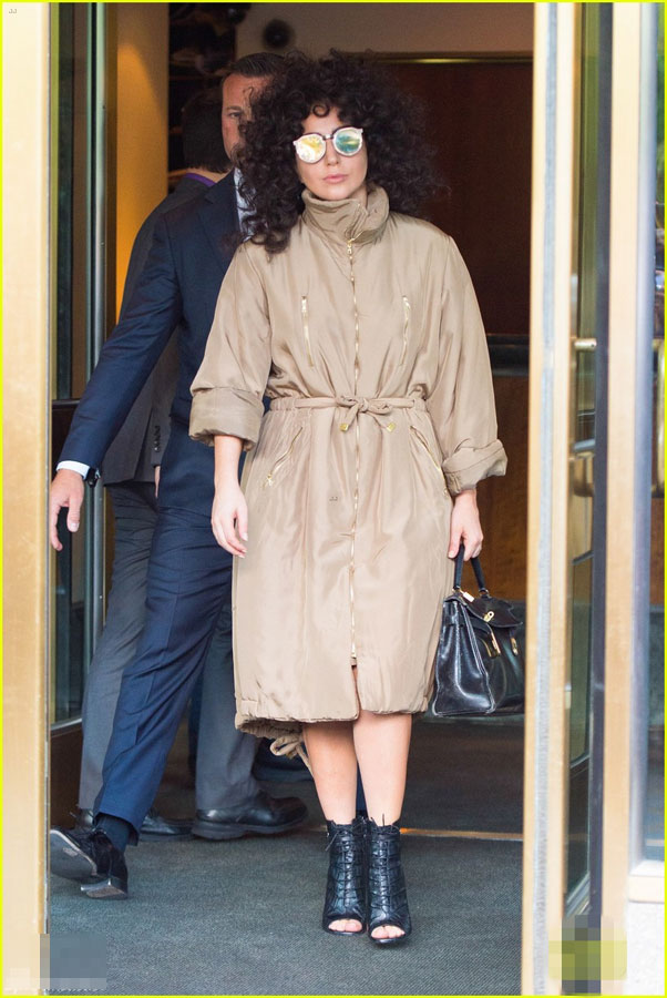 Lady Gaga复古风装扮出街