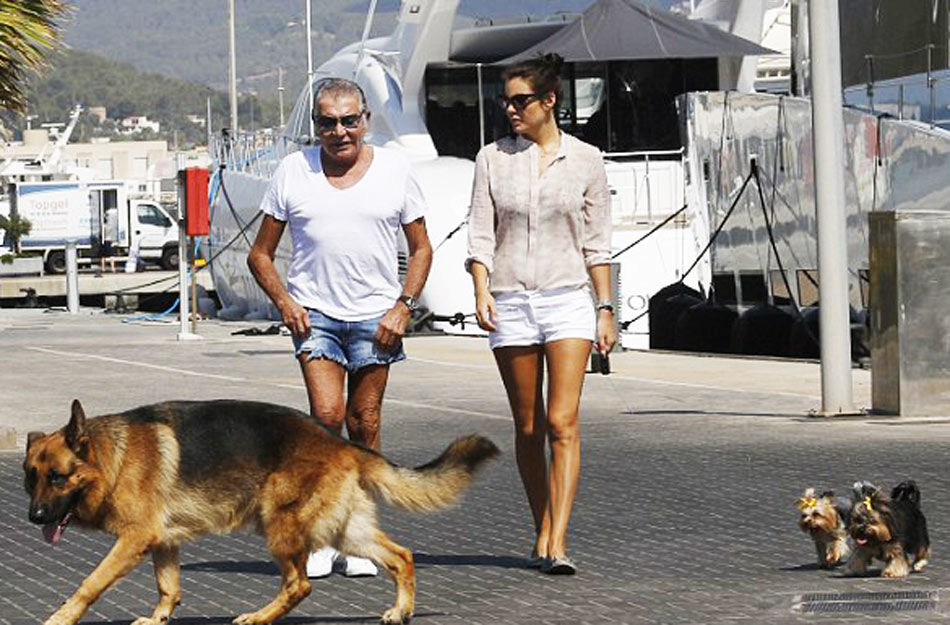 罗伯特-卡沃利与小女友Lina Nilson海边遛狗