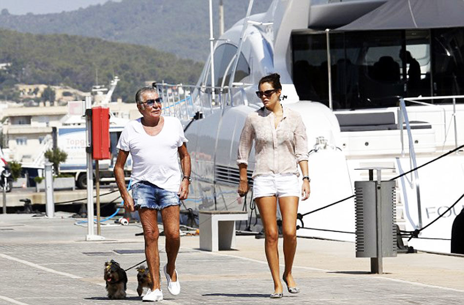 罗伯特-卡沃利与小女友Lina Nilson海边遛狗