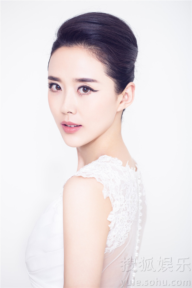     颜丹晨梦幻新娘写真 氧气女神诠释幸福女人范儿