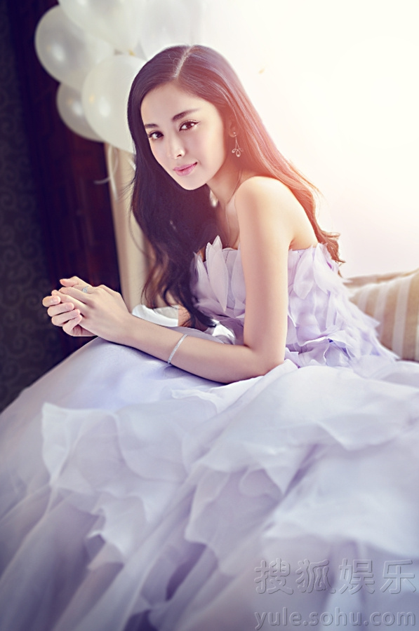     娜扎淡紫纱裙登封面 唯美梦幻灵动优雅