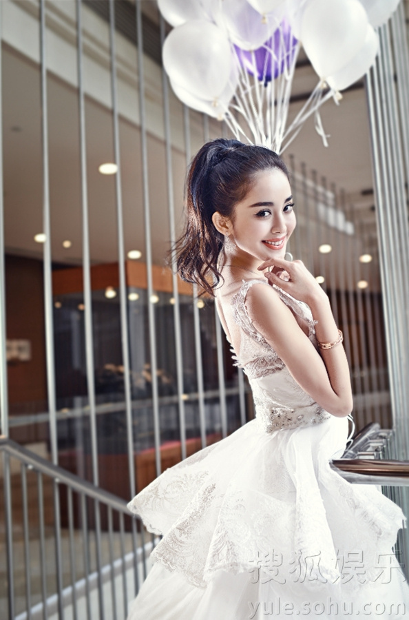     娜扎淡紫纱裙登封面 唯美梦幻灵动优雅