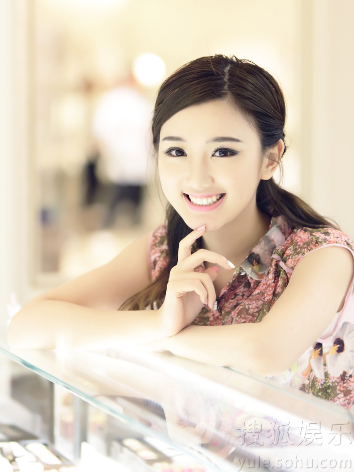     毛晓彤曝光夏日主题写真 做清新甜美的蛋糕女孩