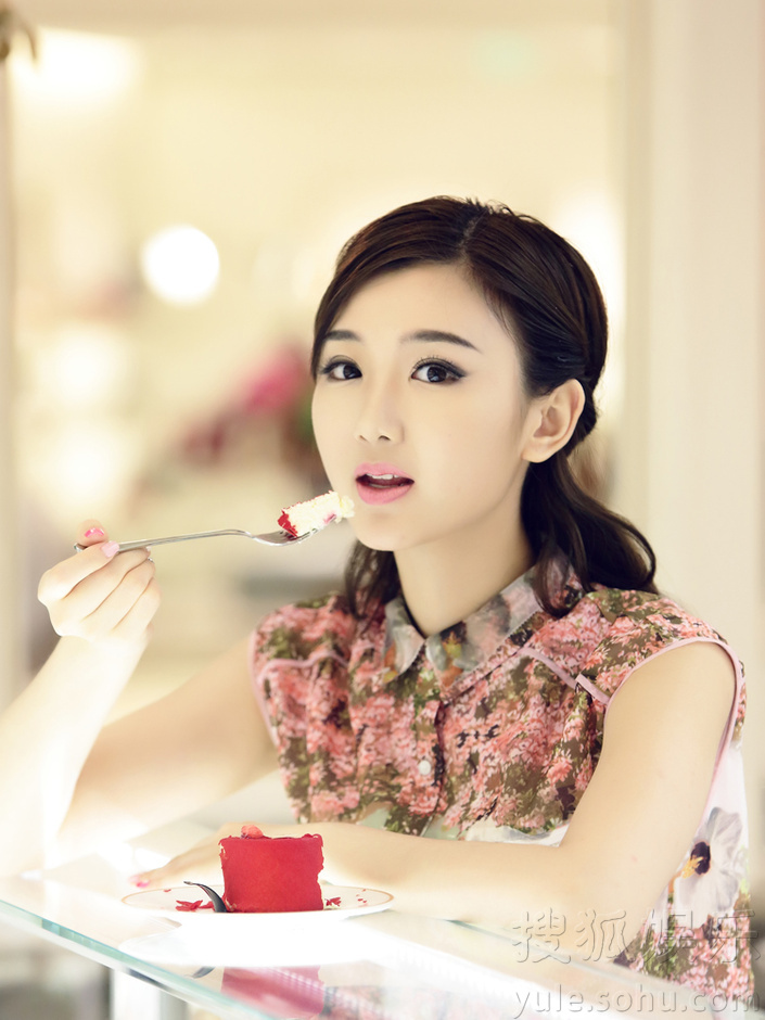     毛晓彤曝光夏日主题写真 做清新甜美的蛋糕女孩