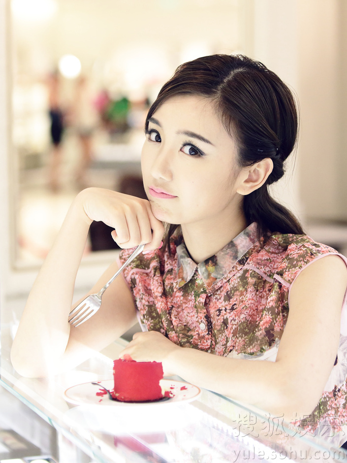     毛晓彤曝光夏日主题写真 做清新甜美的蛋糕女孩