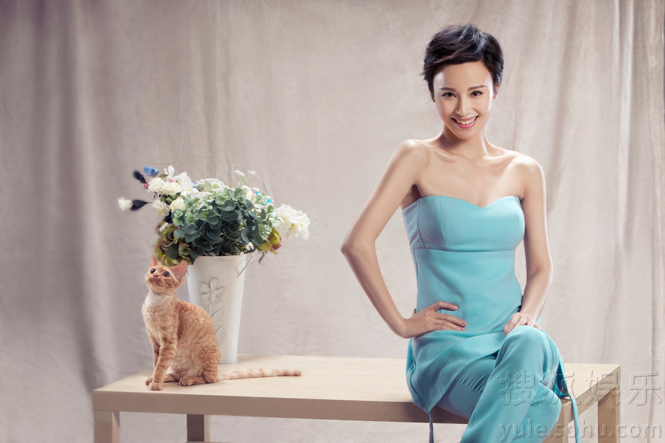     石小群携喵星人登封面 温柔间难掩强势气场