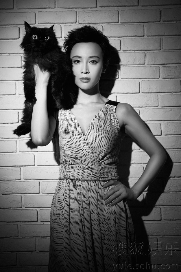     石小群携喵星人登封面 温柔间难掩强势气场