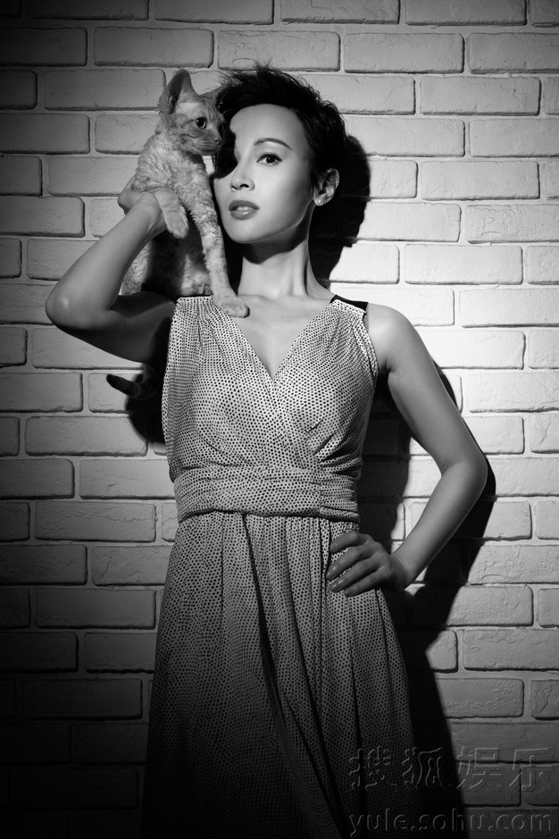     石小群携喵星人登封面 温柔间难掩强势气场