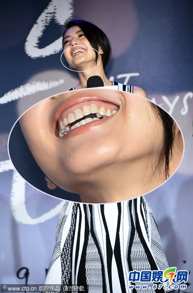 高圆圆双下巴明显颈纹大爆发 露内衣肩带走光